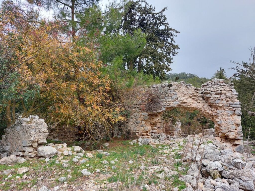 Руины церкви на маршруте Руины церкви на маршруте