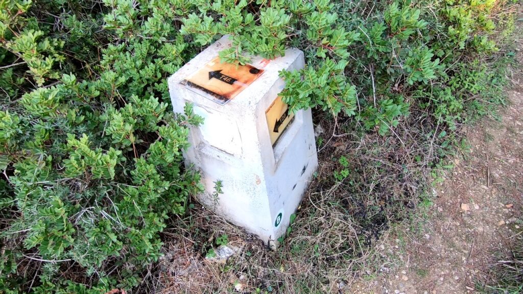 Маркер маршрута Алевкая Бетонная пирамида с маркером