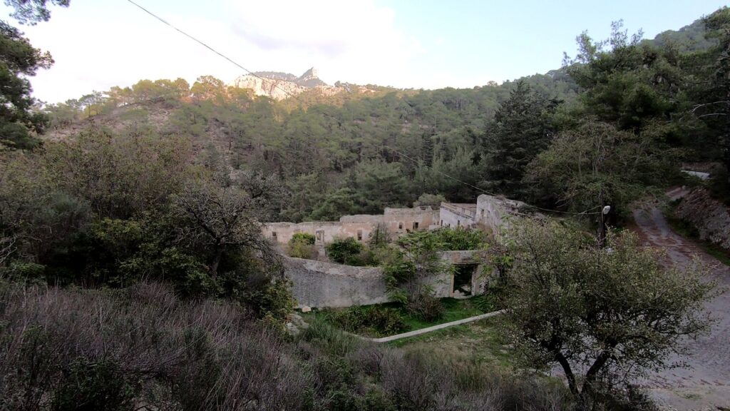 Монастырь Сурб Магар вид Вид сверху со склона на монастырь Сурб Магар