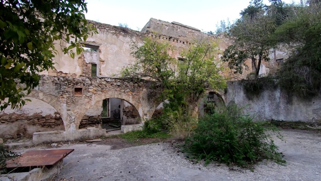 Монастырь Сурб Магар внутри Внутренний двор монастыря Сурб Магар